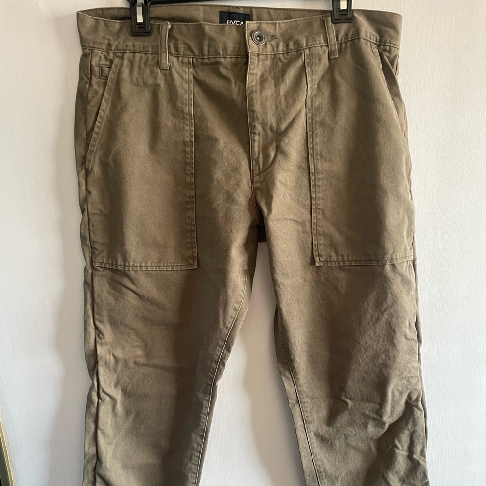 RVCA pants with big front pockets. Regular fit.